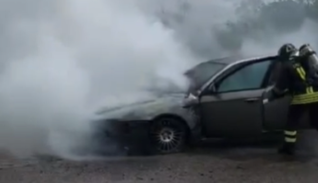 Auto in fiamme sulla Sp 44 nel Sassarese: Vigili del fuoco in azione