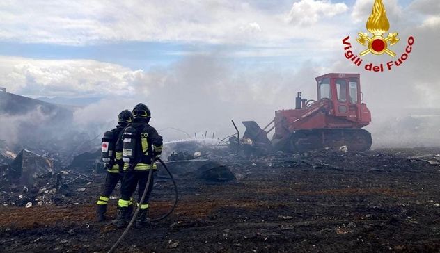 Continuano le operazioni per l'incendio nel campo Rom di Selargius