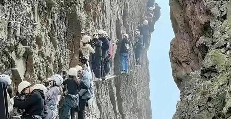 Bloccati in fila sulla parete a strapiombo, ore di paura per decine di turisti