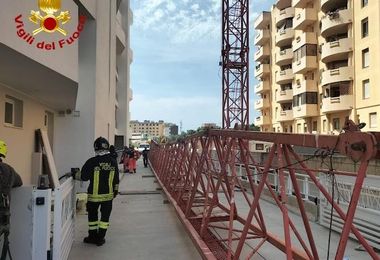 Paura a Cagliari: cede porzione di gru in un cantiere