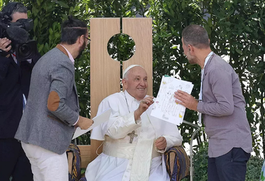 Papa Francesco a Verona abbraccia un israeliano e un palestinese 
