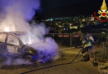 Auto divorate dalle fiamme: paura nella notte a Orani
