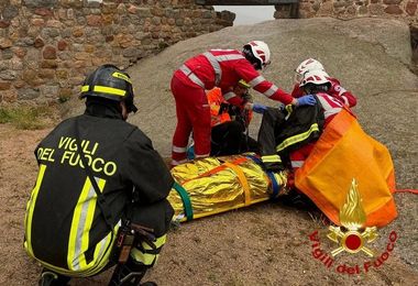 Cade durante la visita al Castello di Pedres: ferito un escursionista 