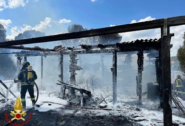 Incendio di un capanno in legno a Olbia, interviene il 115