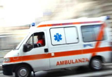 Cade dal balcone nell'Oristanese, ferito un 80enne