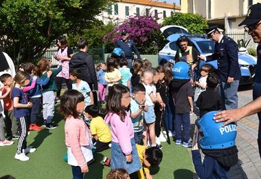 Alghero. La polizia incontra i bambini della scuola dell'infanzia