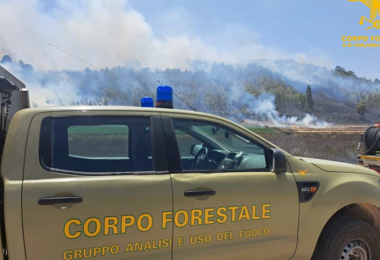 Otto incendi in Sardegna, elicottero in azione a Decimomannu