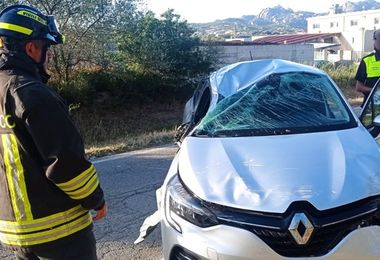 Auto fuori strada ad Arzachena: conducente in ospedale