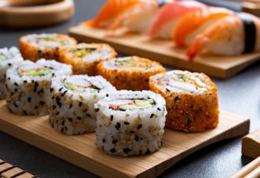 Conto da 109 euro al sushi: tentano di investire il titolare per non pagare