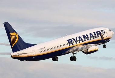 Incendio su volo Ryanair partito da Bologna: atterraggio d’emergenza