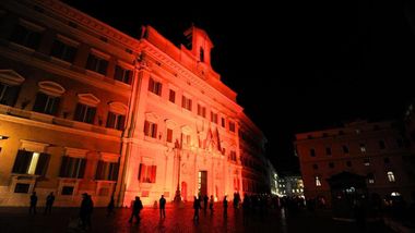 Giornata mondiale della sclerosi multipla: stasera l'Italia si illumina di rosso