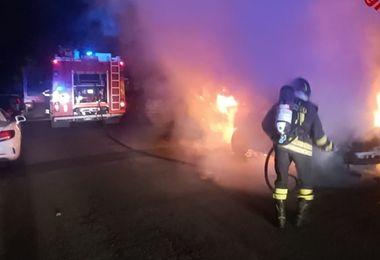 Nuoro, due auto in fiamme: attentato incendiario?