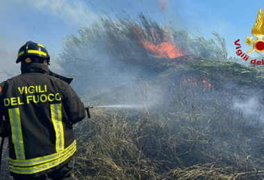 Incendio a Siamaggiore nell'Oristanese: case evacuate