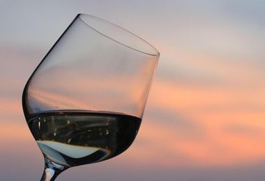 'Più ubriachi e cuore a rischio', alert dalla scienza per chi beve in volo