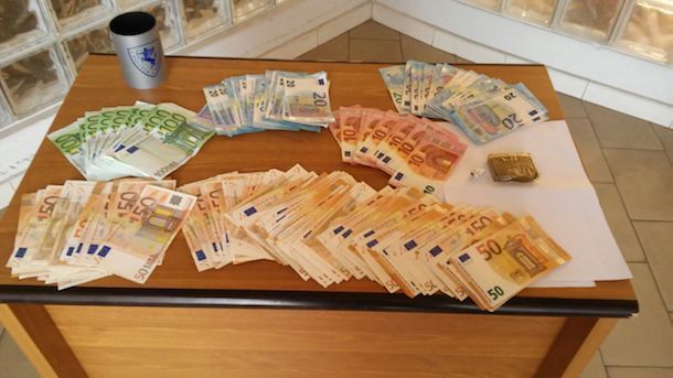 Fermati per un controllo e trovati in possesso di droga e 7mila euro