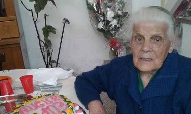 Buon compleanno tzia Maria! La nonnina di Tresnuraghes compie 104 anni