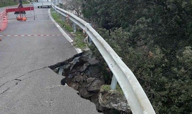 Crolla l'asfalto sulla strada provinciale 62 Bortigali-Mulargia: il sindaco ne ordina la chiusura