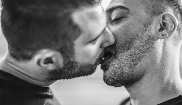 Foto con baci tra gay bruciate: la Polizia denuncia quattro giovani