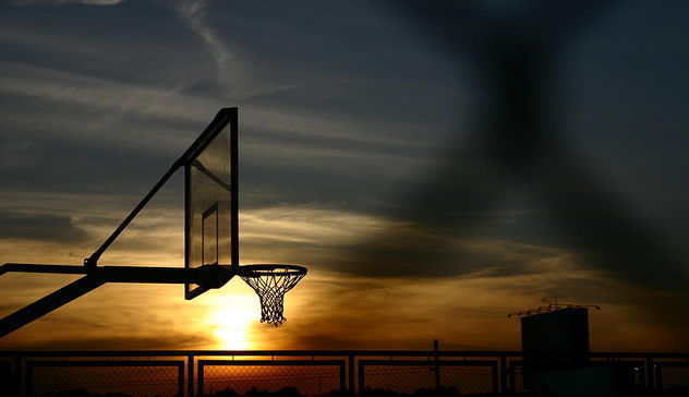 La tragedia nel campo di basket: ragazzo di 22 anni muore mentre gioca con gli amici