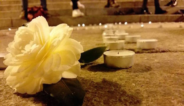 Studenti Erasmus uniti nel dolore: anche a Sassari fiaccolata per ricordare le 7 giovani studentesse morte in Catalogna 
