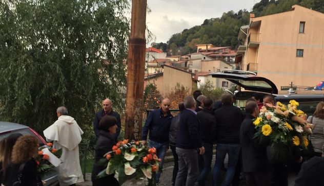 L'addio ad Antonio Floris. Il parroco ai funerali del detenuto assassinato a Padova: «Cercava la sua salvezza» 