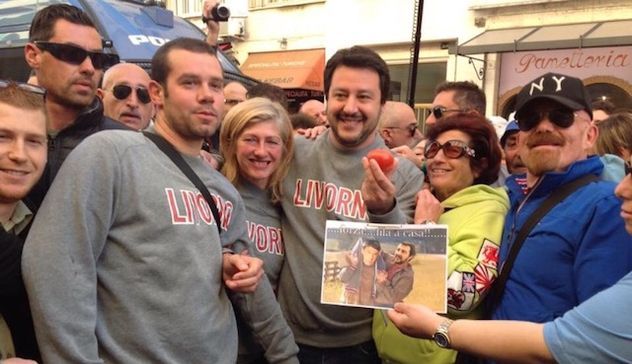 Livorno. Contestatori lanciano uova e pomodori contro Salvini: 