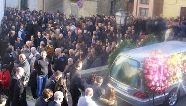 Arzana. Folla ai funerali di Pietro Piras, l'allevatore ucciso a fucilate