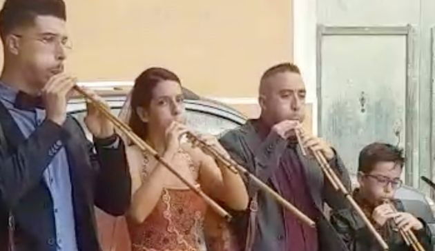 La sposa suona le launeddas prima di salire sull'altare, nel giorno del suo matrimonio