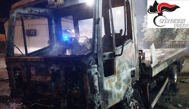 Incendio distrugge due carro attrezzi: i Carabinieri individuano e denunciano un 20enne