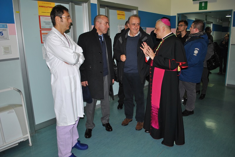 Monsignor Gian Franco Saba: «Porgiamo la mano per aiutare il prossimo lungo il cammino»
