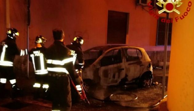 Auto in fiamme nella notte a Sinnai e Quartu