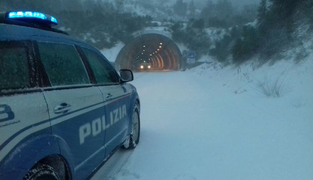 Maltempo in Sardegna. Nevica in Barbagia, a Cagliari evacuato il circo