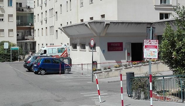 Sorpresi con la sigaretta nei cortili del presidio ospedaliero dell'Aou di Sassari: sanzionate dieci persone