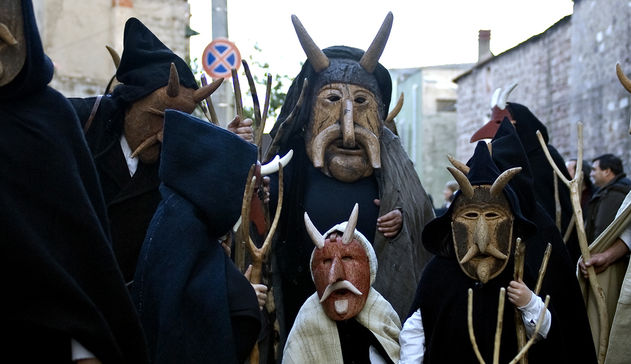 A Oliena si apre il carnevale con le Invasioni Barbariche delle maschere tradizionali