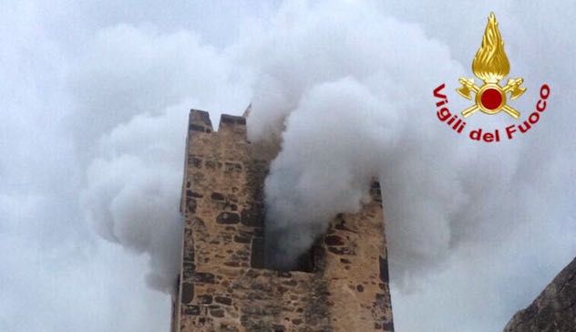 In fiamme la torre campanaria di San Pietro, intervengono i Vigili del fuoco