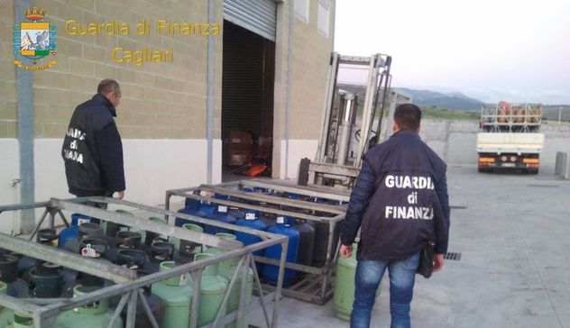 Blitz della Guardia di finanza in un deposito del Sulcis iglesiente: sequestrati 652 chili di gpl in bombole prive dei certificati di prevenzione incendi