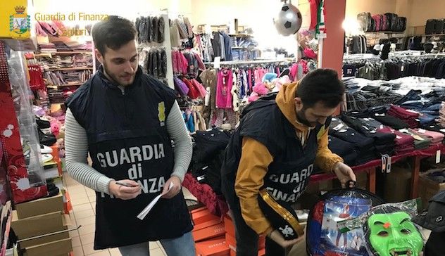 Blitz della Guardia di finanza in un negozio di abbigliamento: sequestrati 1.100 articoli