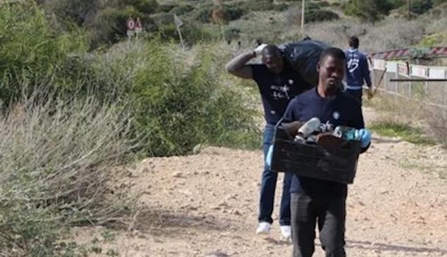 Scout e migranti ripuliscono la spiaggia di Calamosca e gli ex fortini militari 