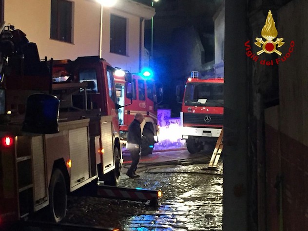 Incendio in una casa disabitata: intervengono i Vigili del fuoco