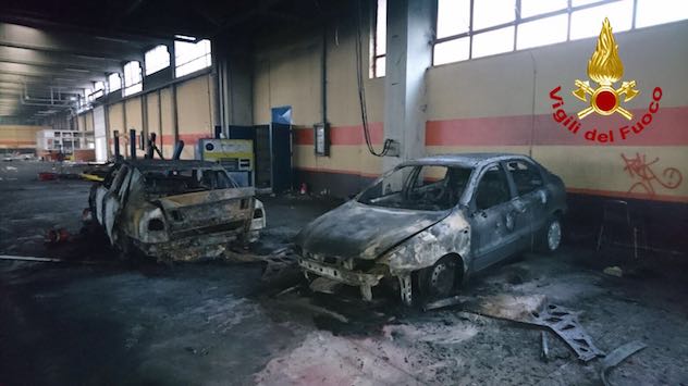Incendio nell'ex concessionaria d'auto: chiara la matrice dolosa 