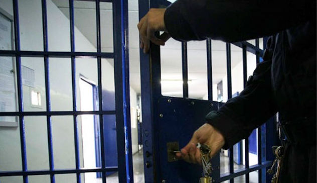 Con un bacio tenta di passare la droga al ragazzo detenuto: denunciata una 28enne