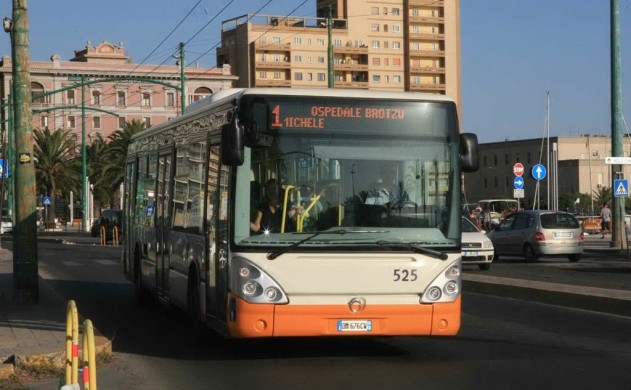 Autista bus Ctm si sente male, soccorso dai passeggeri: bilancio due feriti lievi 