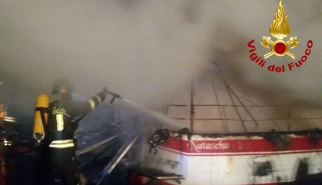 Barca a vela a fuoco nel porto: danni ingenti