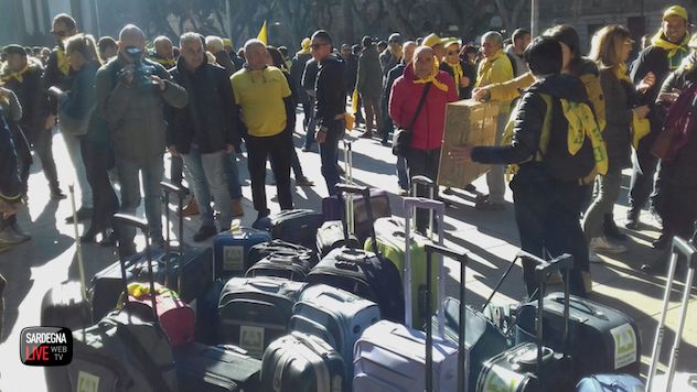 Coldiretti, i giovani agricoltori scendono in piazza con la valigia: 