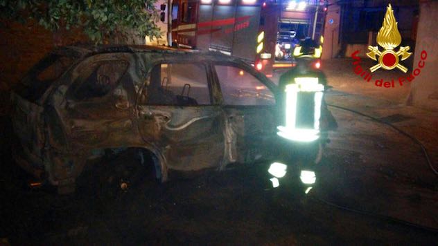 Auto distrutta dalla fiamme: incendio nella notte