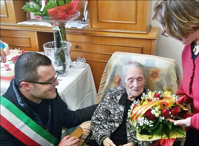 Giuseppina Meloni spegne cento candeline: grande festa per la nonnina algherese