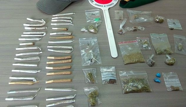 Controlli antidroga: sequestrati marijuana, hashish e spinelli. Segnalate 27 persone alla prefettura
