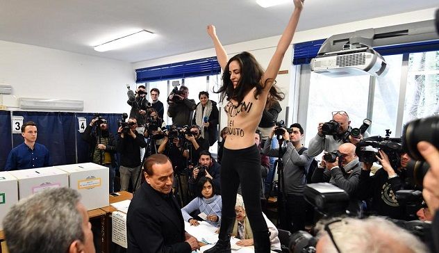 Femen a seno nudo contesta Berlusconi al seggio: 
