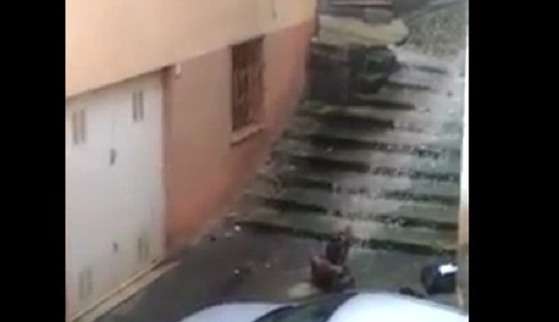 Extracomunitario a petto nudo sotto la pioggia ad Ozieri, il video che fa discutere