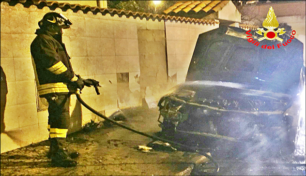 Auto in fiamme a San Michele, intervengono i Vigili del Fuoco
